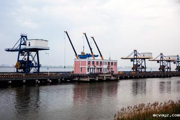 浙江能源集团首台螺旋卸船机开始重大部件起吊安装(图1) da08f167deb8fdd1df9a5c9b2e45157.jpg