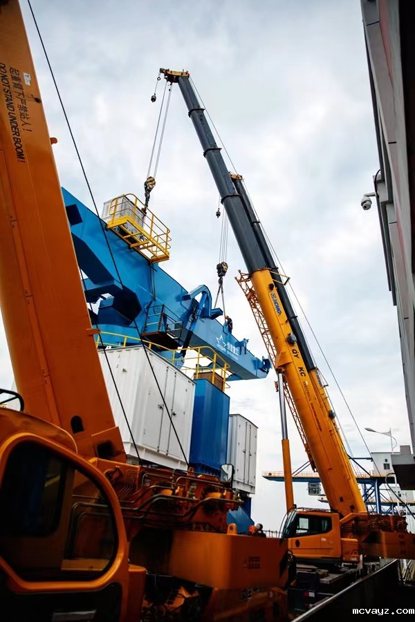 浙江能源集团首台螺旋卸船机开始重大部件起吊安装(图2) e9b0a1a26d4436d9f8f1ad055561bfb.jpg