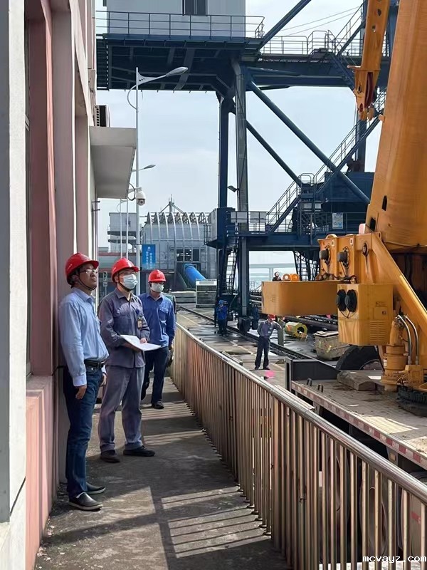 浙江能源集团首台螺旋卸船机开始重大部件起吊安装(图4) 17e8f4844741fd5d08481795a03c2f7.jpg