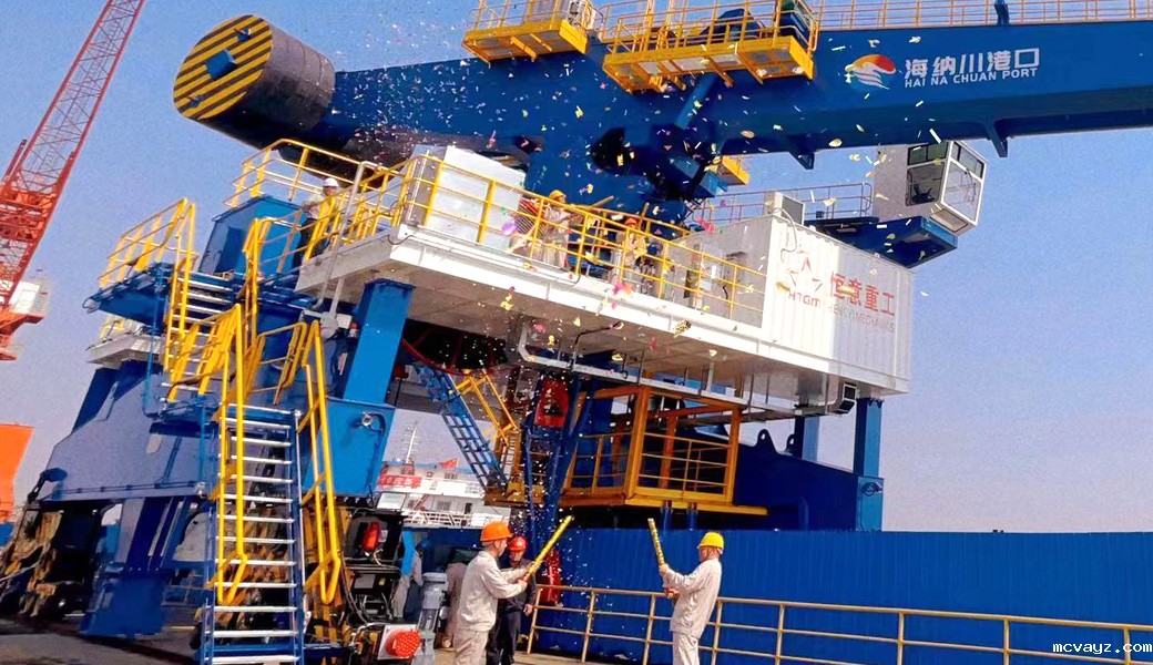 镇江市首台煤炭螺旋卸船机投产使用(图1) 1-2212140R4194G.jpg